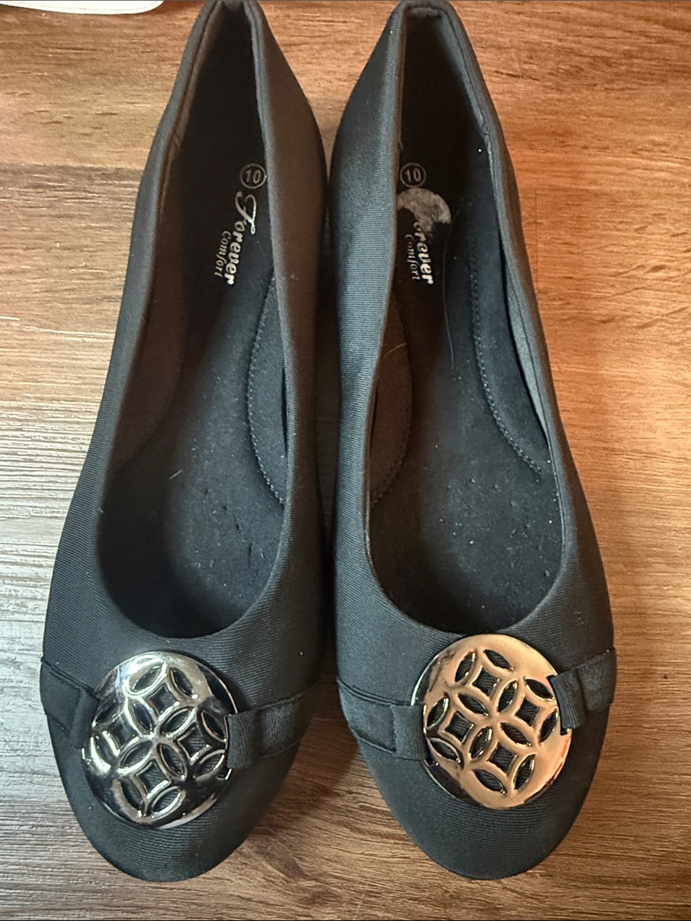 Forever Women’s Black Ballet Flats with Metallic Medallion size 10